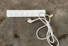 <b>安徽一中学百万招标现千元插线板，厂家：单价200多元可虚报成本 </b>